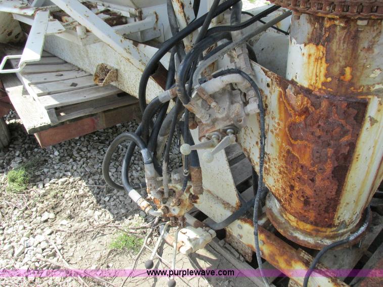 image for item I8963 Flo Max three hopper grain tender bed