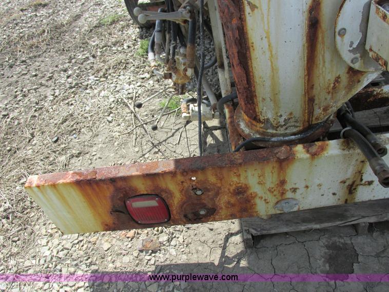 image for item I8963 Flo Max three hopper grain tender bed