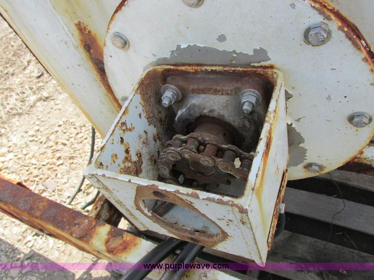 image for item I8963 Flo Max three hopper grain tender bed