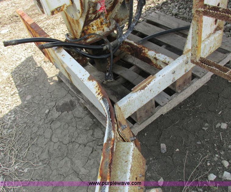 image for item I8963 Flo Max three hopper grain tender bed