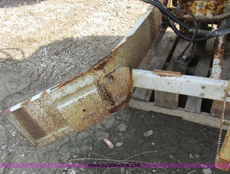 image for item I8963 Flo Max three hopper grain tender bed