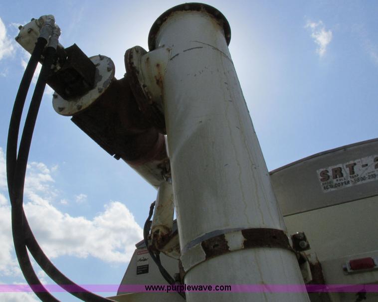 image for item I8963 Flo Max three hopper grain tender bed