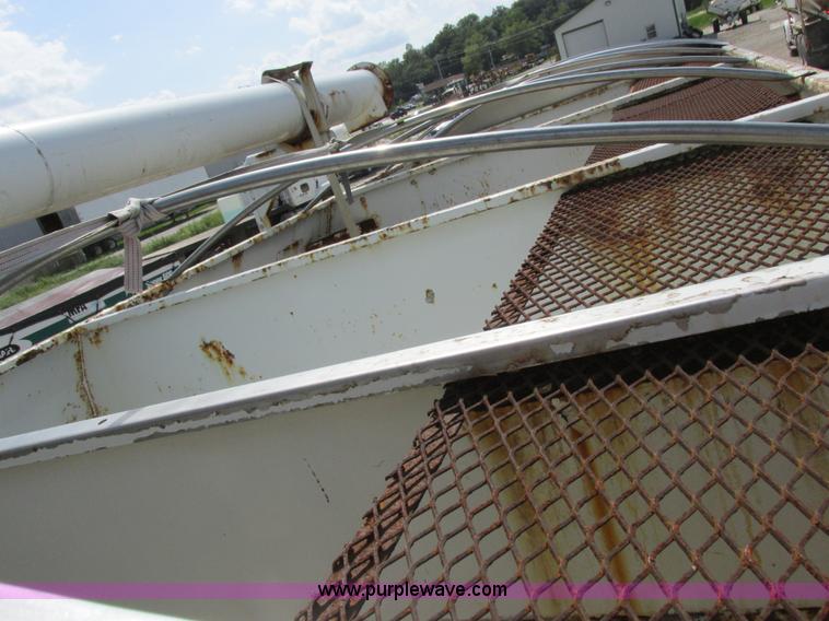 image for item I8963 Flo Max three hopper grain tender bed