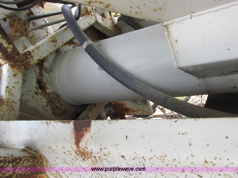 image for item I8963 Flo Max three hopper grain tender bed