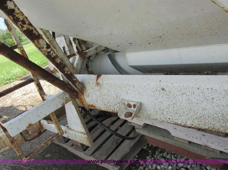 image for item I8963 Flo Max three hopper grain tender bed