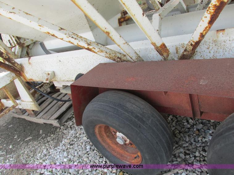 image for item I8963 Flo Max three hopper grain tender bed