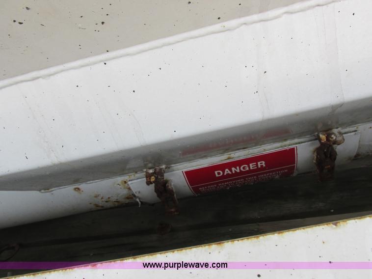 image for item I8963 Flo Max three hopper grain tender bed