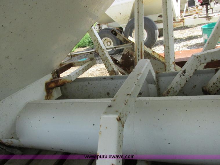 image for item I8963 Flo Max three hopper grain tender bed