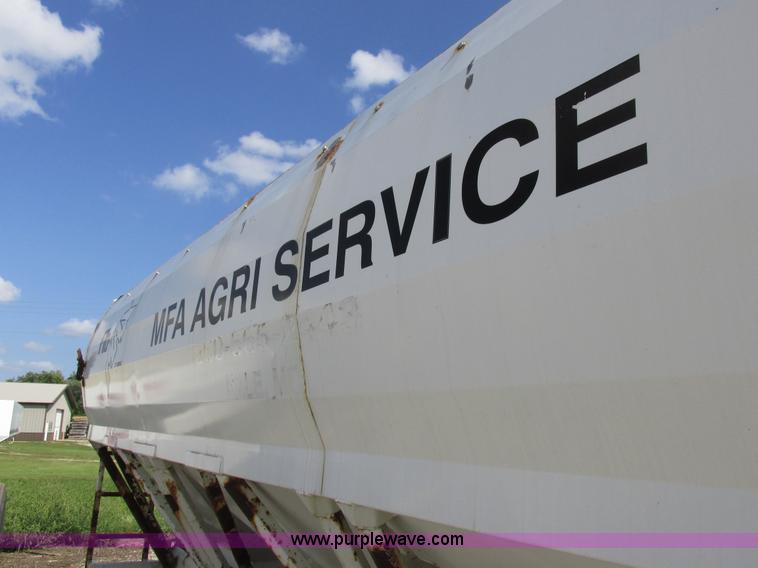 image for item I8963 Flo Max three hopper grain tender bed