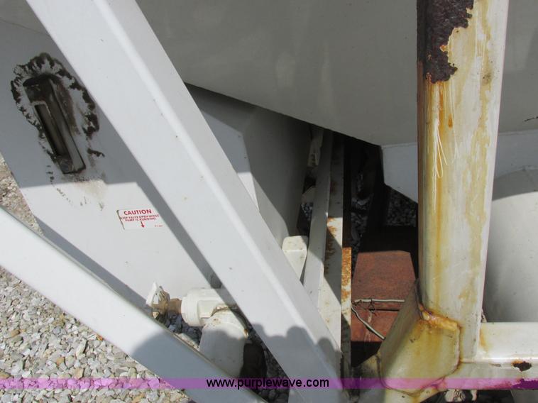 image for item I8963 Flo Max three hopper grain tender bed