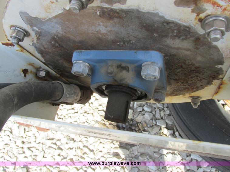 image for item I8963 Flo Max three hopper grain tender bed