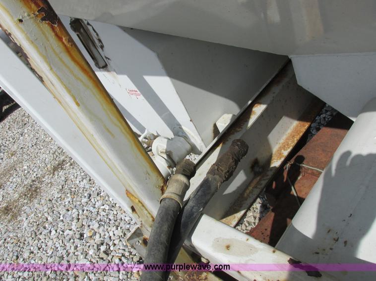 image for item I8963 Flo Max three hopper grain tender bed