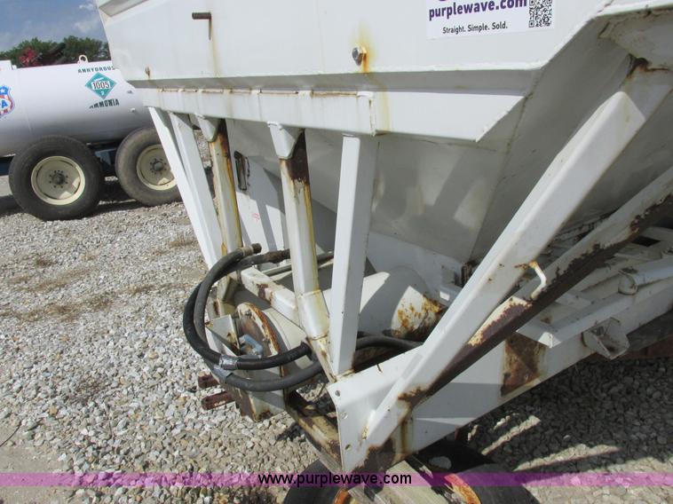 image for item I8963 Flo Max three hopper grain tender bed