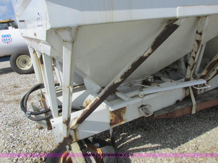 image for item I8963 Flo Max three hopper grain tender bed