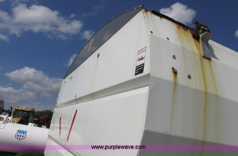 image for item I8963 Flo Max three hopper grain tender bed