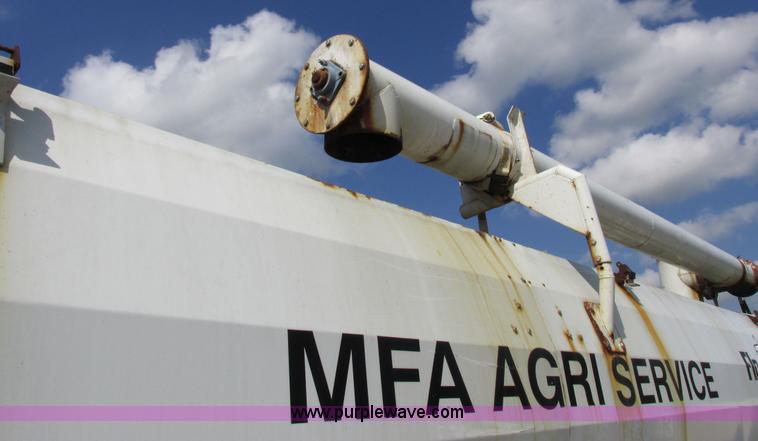 image for item I8963 Flo Max three hopper grain tender bed