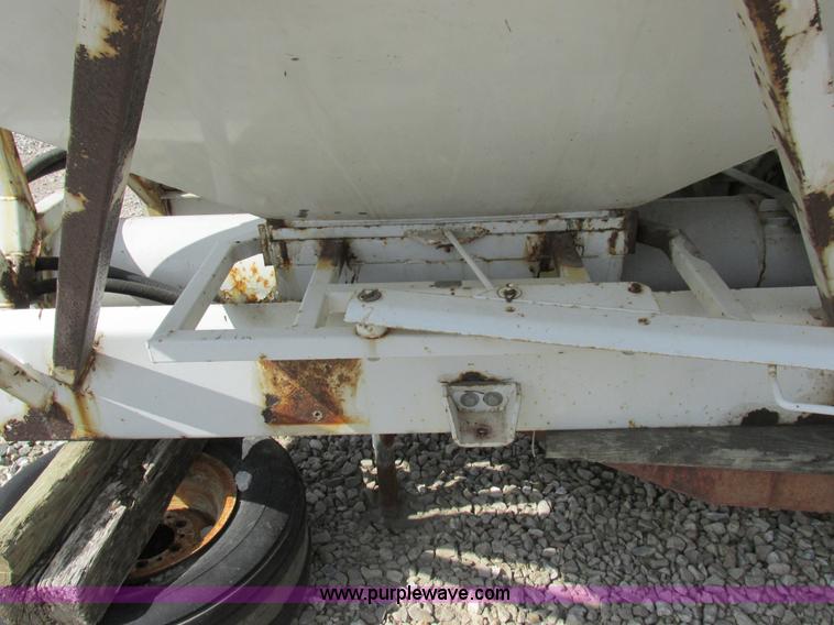 image for item I8963 Flo Max three hopper grain tender bed