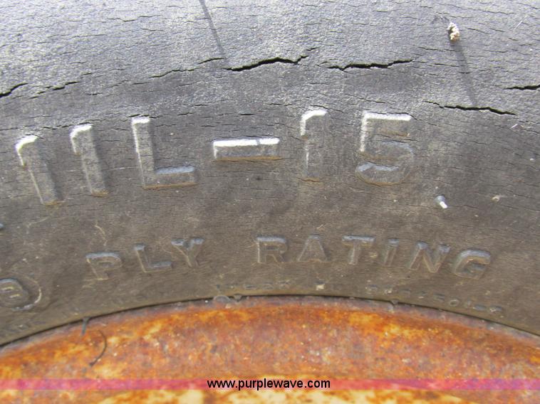 image for item I8963 Flo Max three hopper grain tender bed