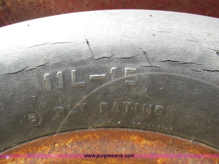 image for item I8963 Flo Max three hopper grain tender bed