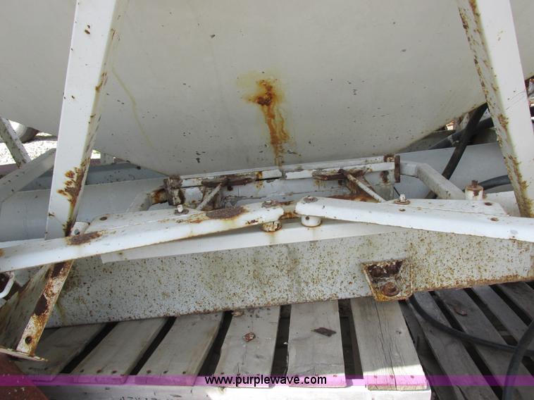 image for item I8963 Flo Max three hopper grain tender bed