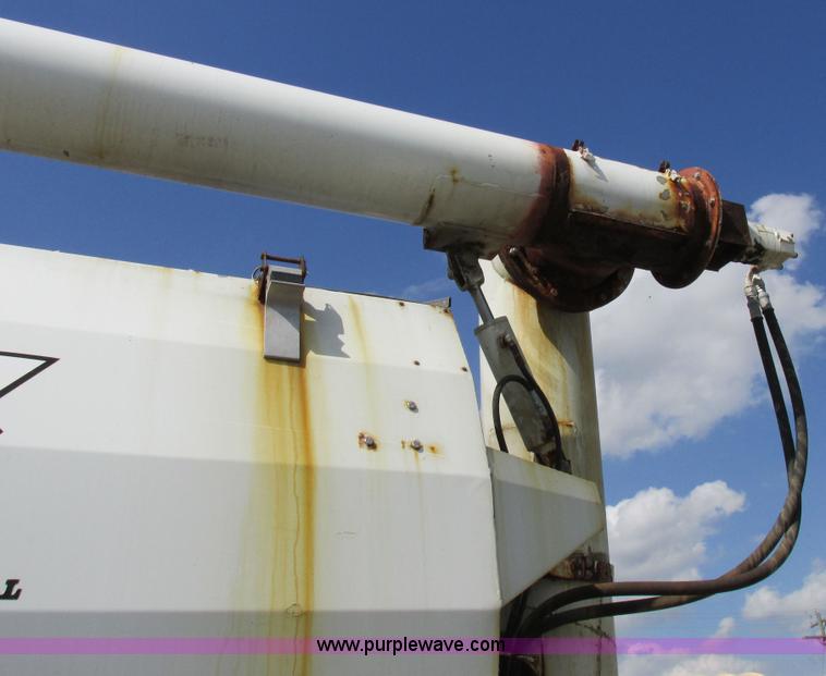 image for item I8963 Flo Max three hopper grain tender bed