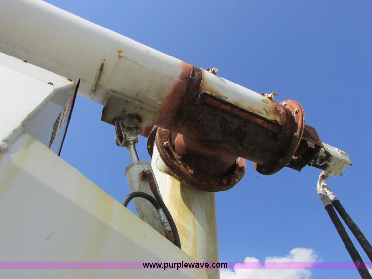 image for item I8963 Flo Max three hopper grain tender bed