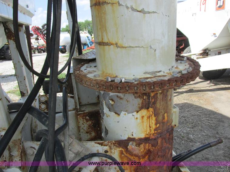 image for item I8963 Flo Max three hopper grain tender bed