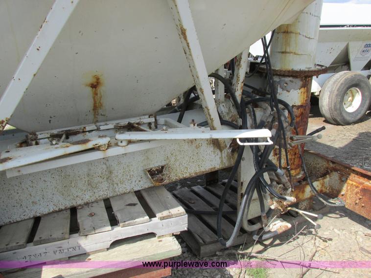 image for item I8963 Flo Max three hopper grain tender bed