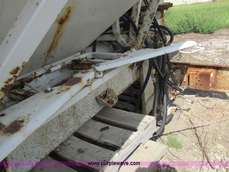 image for item I8963 Flo Max three hopper grain tender bed