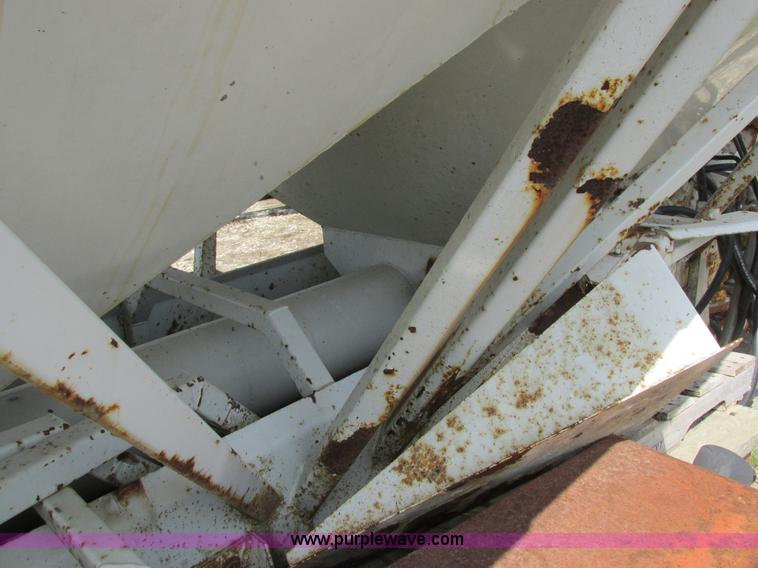 image for item I8963 Flo Max three hopper grain tender bed