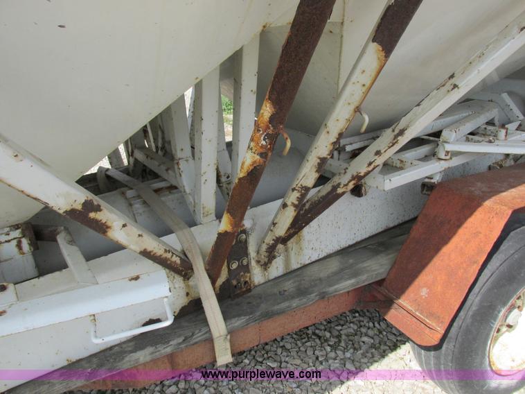 image for item I8963 Flo Max three hopper grain tender bed