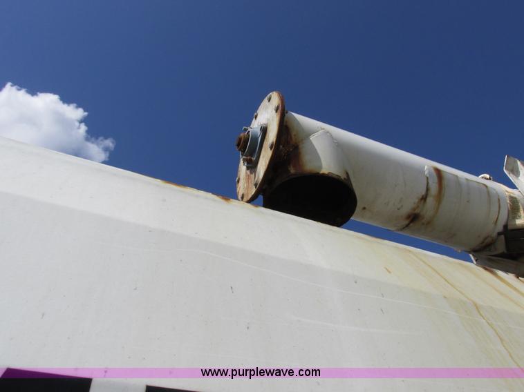 image for item I8963 Flo Max three hopper grain tender bed