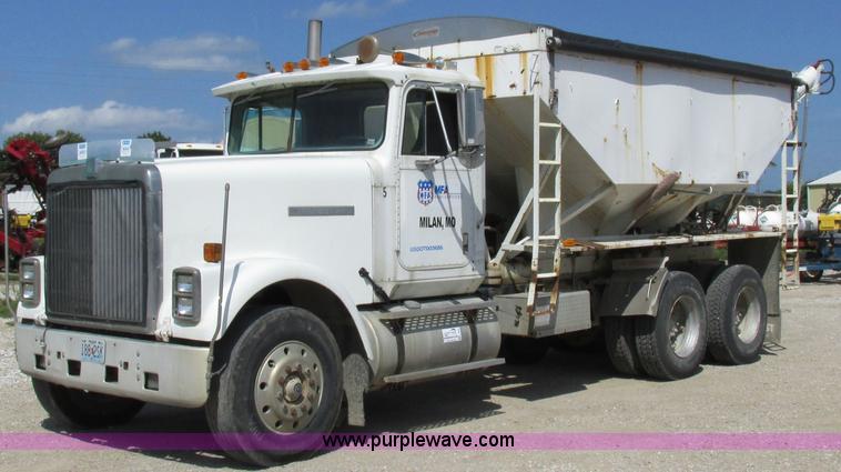 image for item I8964 1985 International F9370 tender truck