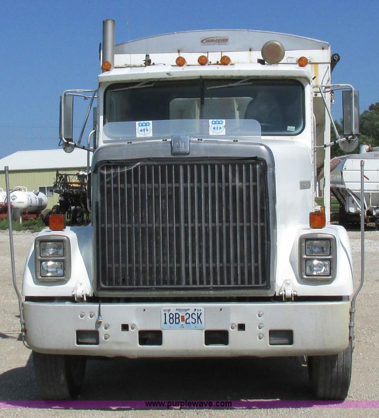 image for item I8964 1985 International F9370 tender truck