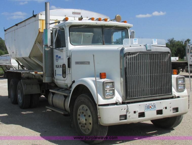 image for item I8964 1985 International F9370 tender truck