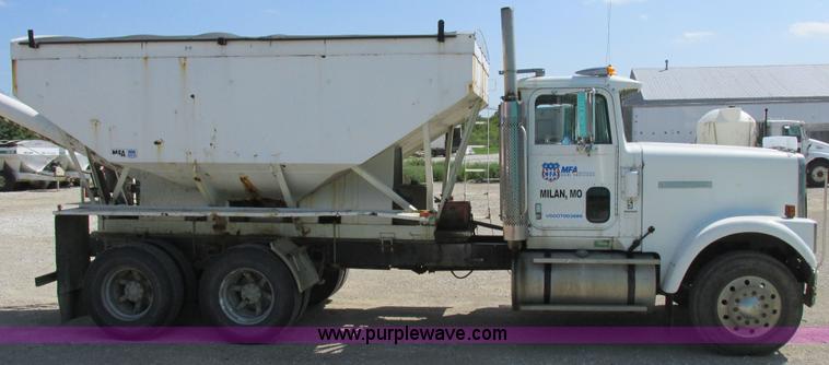 image for item I8964 1985 International F9370 tender truck