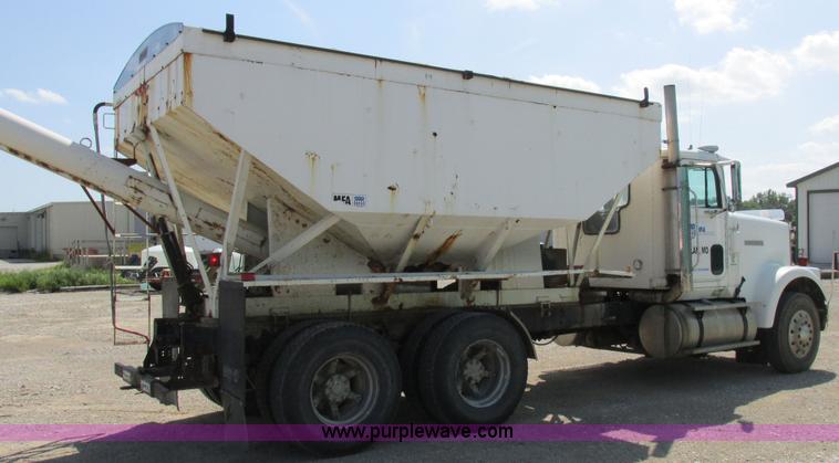 image for item I8964 1985 International F9370 tender truck