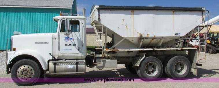 image for item I8964 1985 International F9370 tender truck