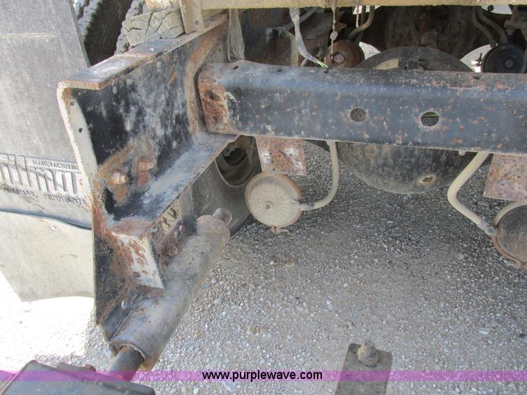 image for item I8964 1985 International F9370 tender truck