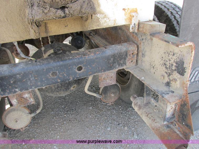 image for item I8964 1985 International F9370 tender truck