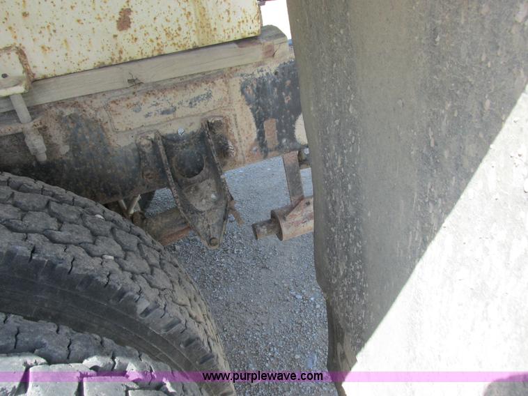 image for item I8964 1985 International F9370 tender truck