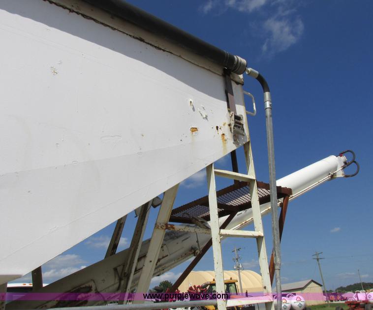 image for item I8964 1985 International F9370 tender truck