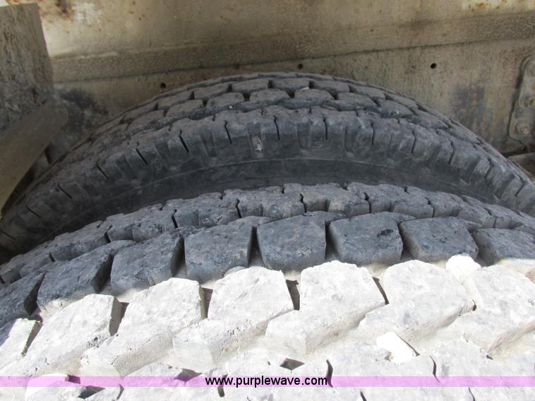 image for item I8964 1985 International F9370 tender truck