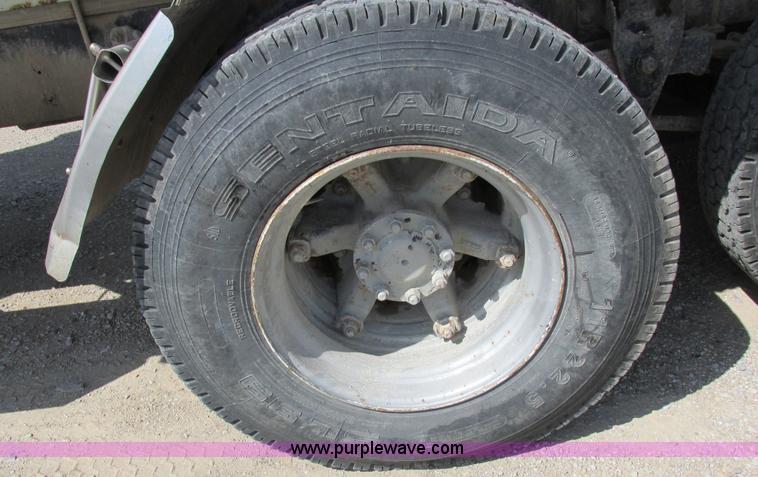 image for item I8964 1985 International F9370 tender truck