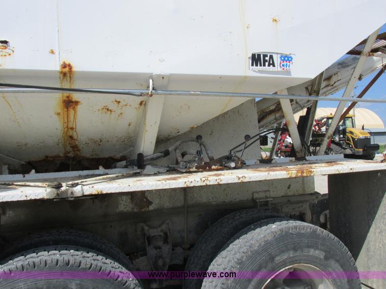 image for item I8964 1985 International F9370 tender truck