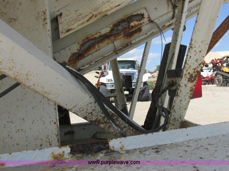 image for item I8964 1985 International F9370 tender truck