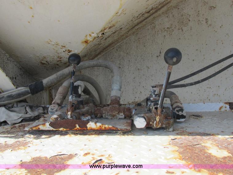 image for item I8964 1985 International F9370 tender truck