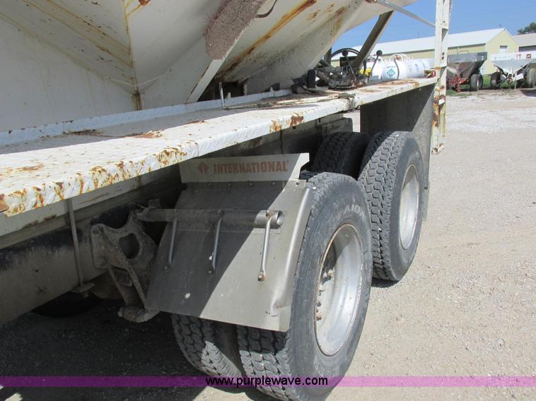 image for item I8964 1985 International F9370 tender truck