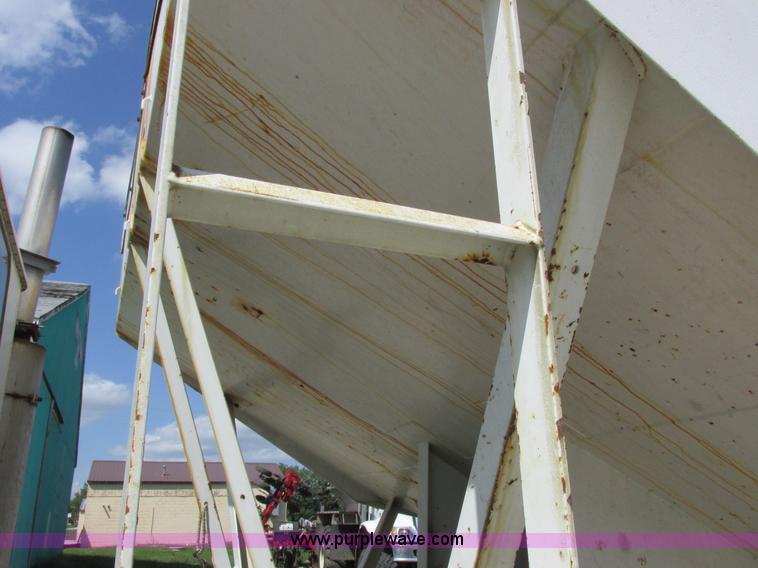 image for item I8964 1985 International F9370 tender truck