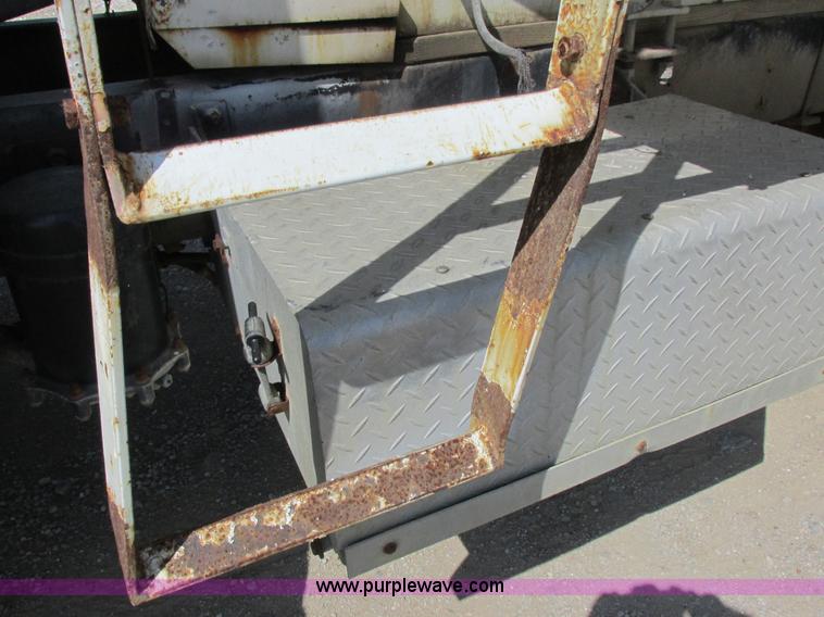 image for item I8964 1985 International F9370 tender truck